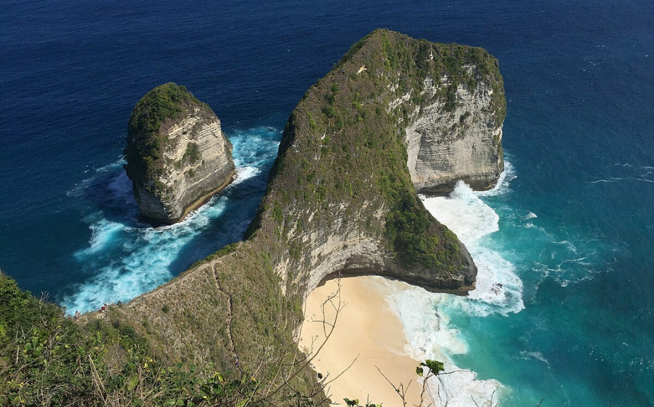 Kelingking Beach: A Dramatic Cliffside Escape on Nusa Penida